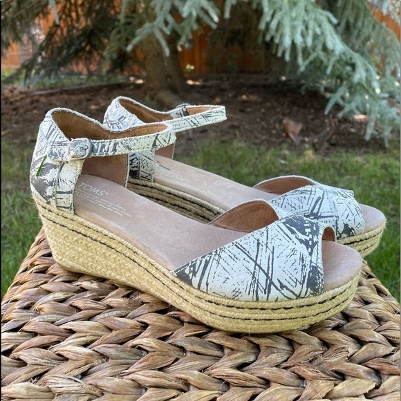 New Toms Black & White Graphic Upper, Peep Toe  Espadrille Wedge Platform Sandal - Picture 3 of 9